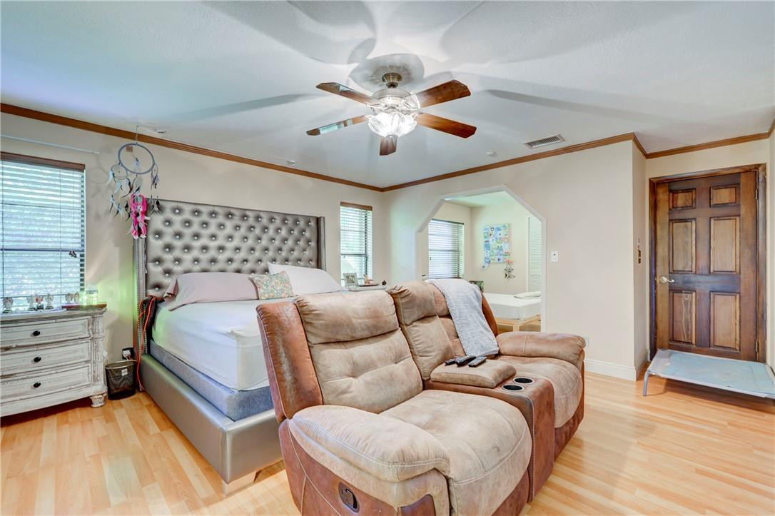 Oak Wood 80-39 B - Residential