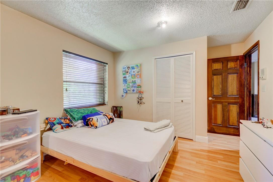 Oak Wood 80-39 B - Residential