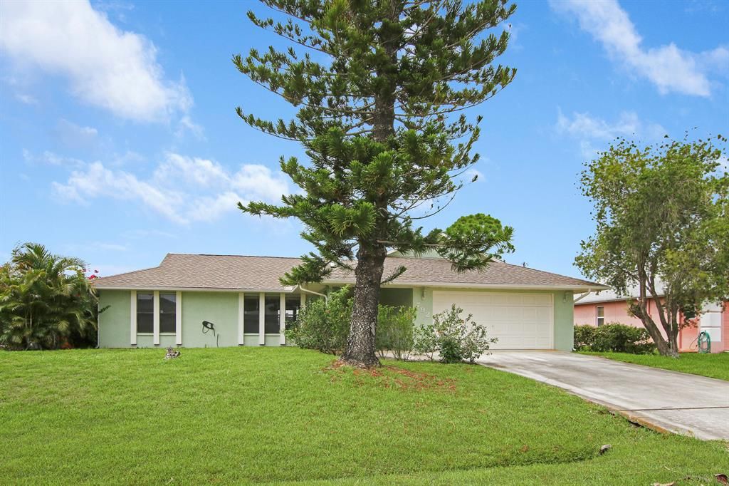 Photo of 792 SE Majestic Terrace, Port Saint Lucie, FL 34953 (MLS # R10726913)