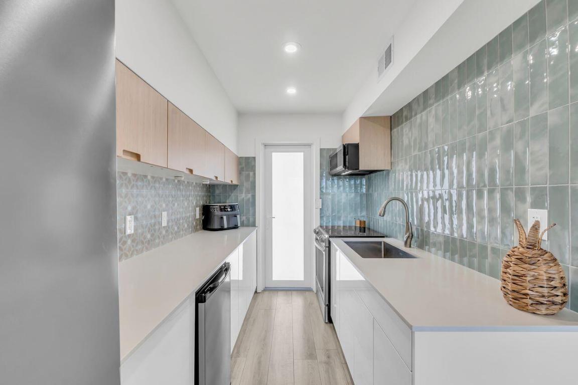 1221 Hillsboro Mile 39c