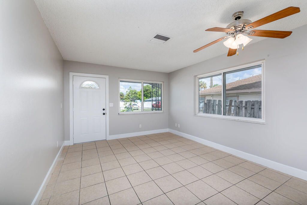Photo of 917 SE Nassau Avenue, Stuart, FL 34994 (MLS # B26033120)