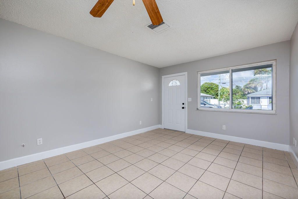 Photo of 917 SE Nassau Avenue, Stuart, FL 34994 (MLS # B26033120)