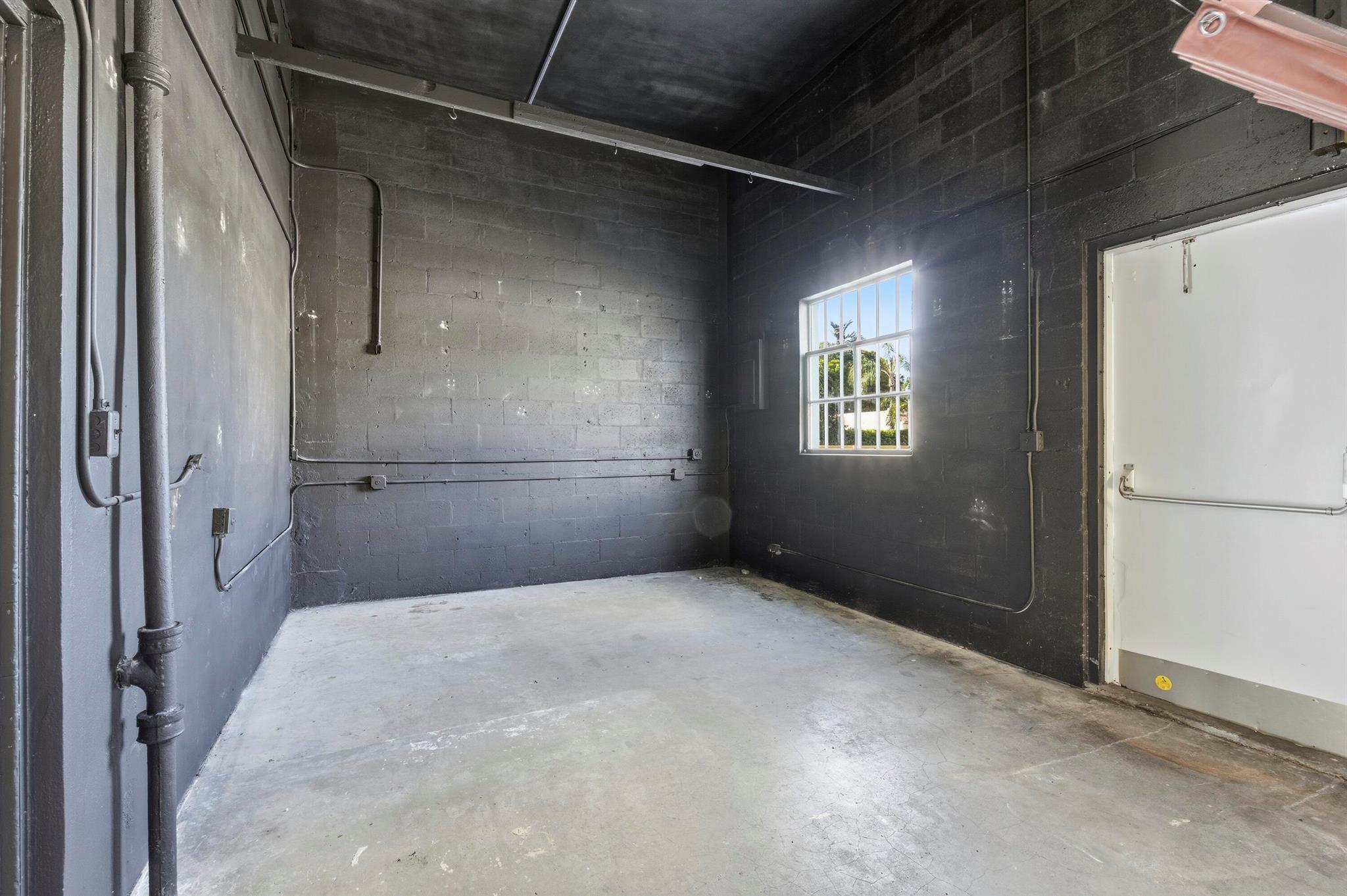 COLONIAL ESTATES - Commercial Lease