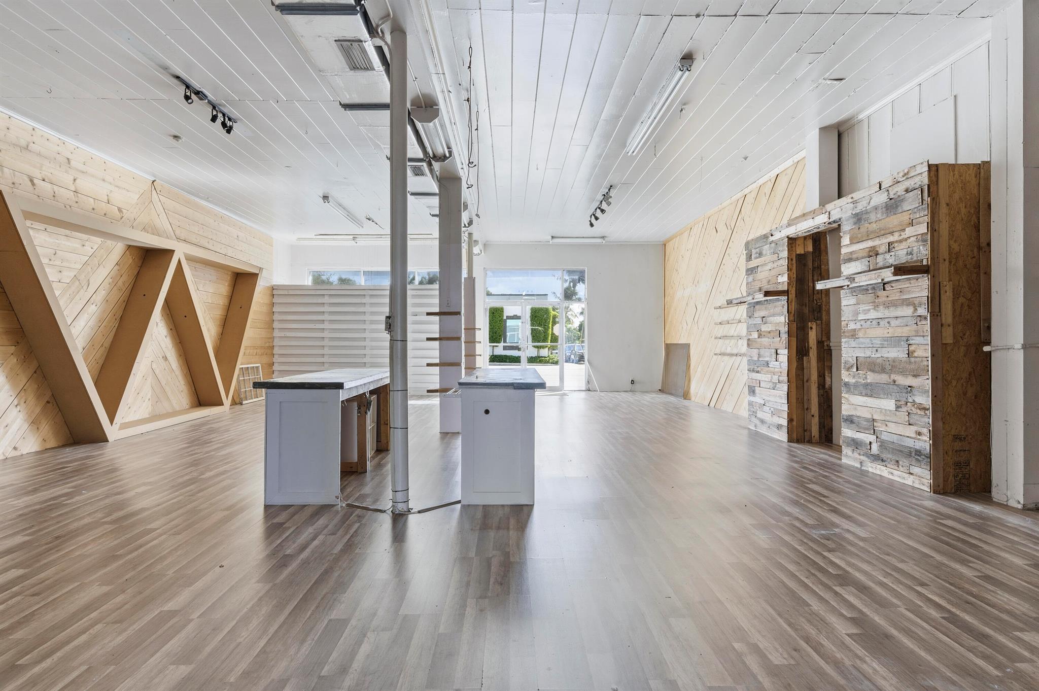 COLONIAL ESTATES - Commercial Lease