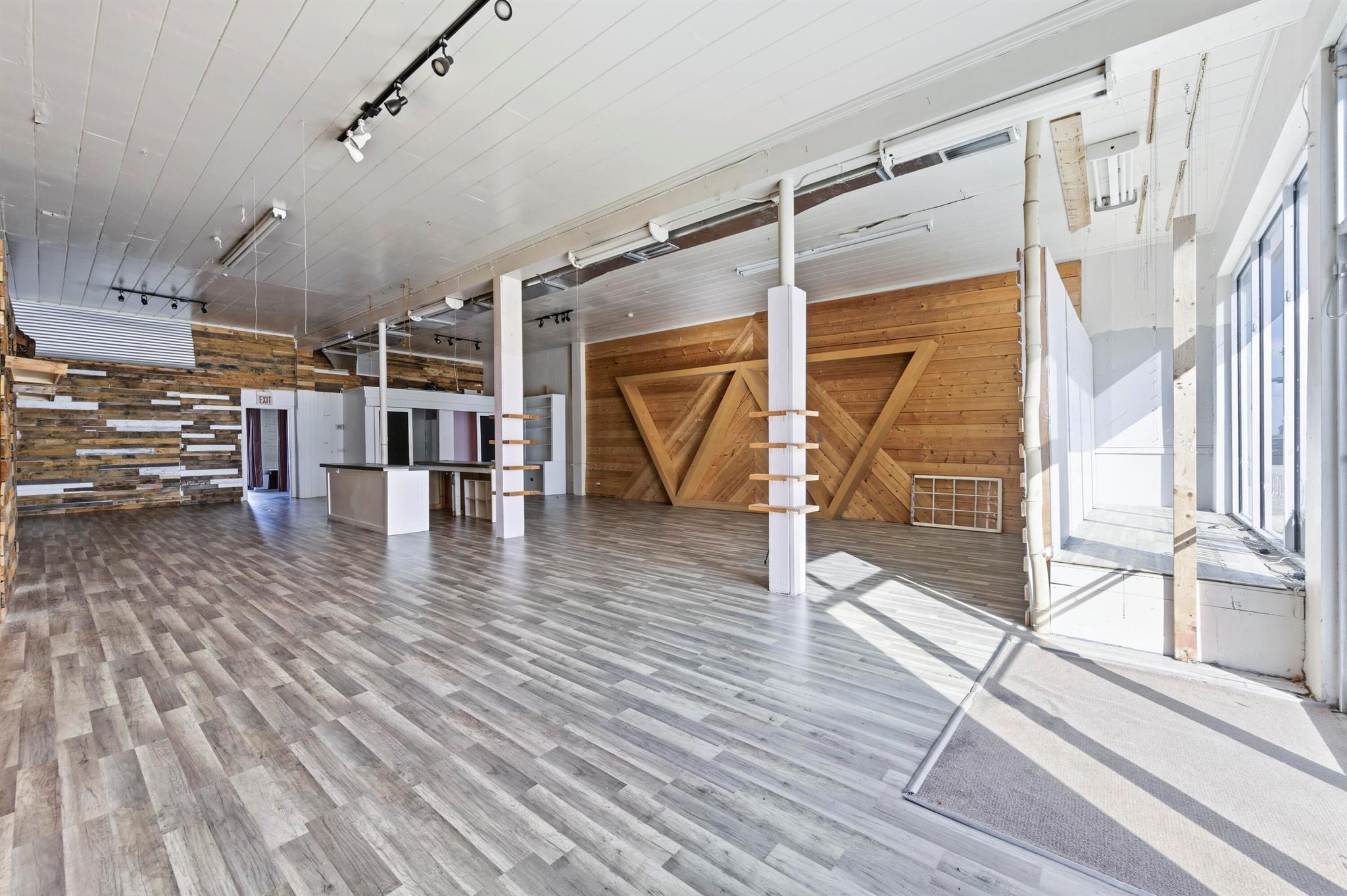 COLONIAL ESTATES - Commercial Lease