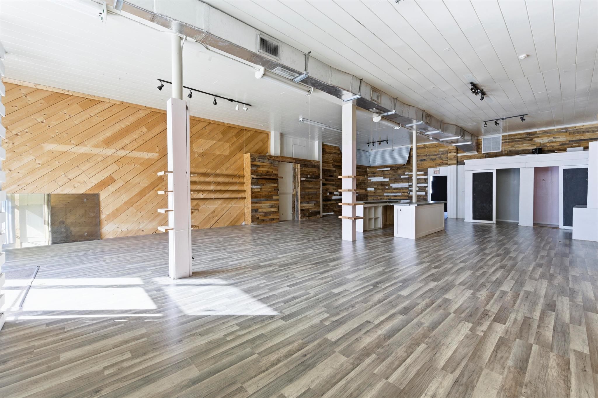 COLONIAL ESTATES - Commercial Lease