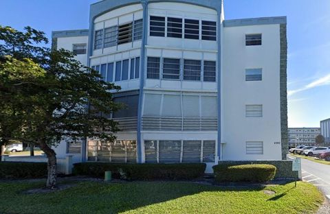 A home in Lauderdale Lakes