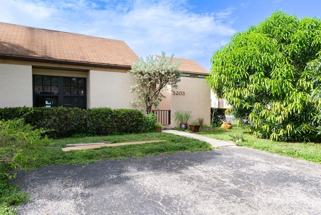 Photo of 5203 Tarregon Lane, Palm Beach Gardens, FL 33418 (MLS # R10906510)