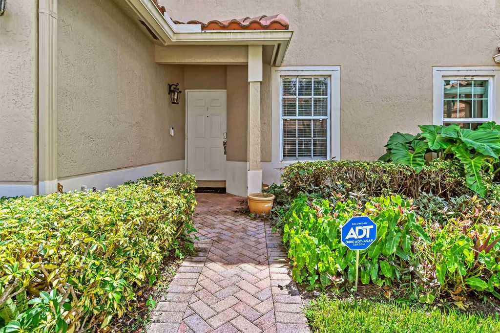 Photo of 6435 Park Lake Circle, Boynton Beach, FL 33437 (MLS # R11120841)