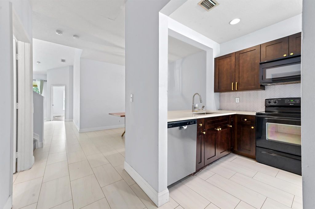 Photo of 6435 Park Lake Circle, Boynton Beach, FL 33437 (MLS # R11120841)