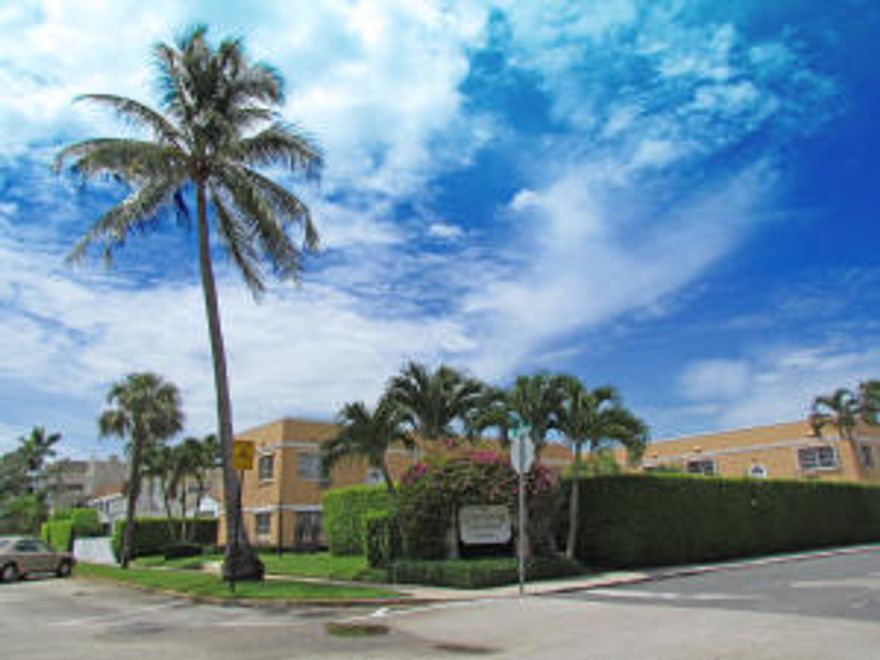 Live in your own Tropical Paradise. Just like living in Key West. Look out your front window and enjoy the private swimming pool & landscape. Public Docks, Fish Pier, Kayak Launch and Intracoastal just across the street. Enjoy the festivals like Reggae & 4th of July around Bryant Park--Walking distance to downtown Lake Worth for restaurants, theater, playhouse, nightlife & events.. Walk to the beach!!! Great studio apartment in the perfect location.  Hurricane shutters on all windows.  Leasing allowed with a minimum of 60 days.