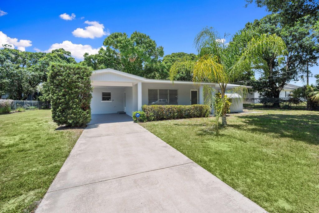 Photo of 903 S 27th Street, Fort Pierce, FL 34947 (MLS # R11094135)
