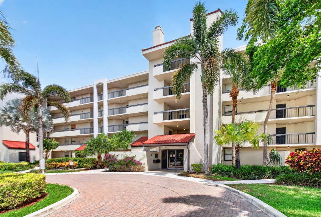 Photo of 825 Egret Circle #504, Delray Beach, FL 33444 (MLS # B26065320)