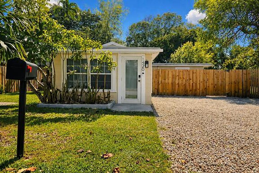 Photo of 1420 SW 33rd Court, Fort Lauderdale, FL 33315 (MLS # B26032290)
