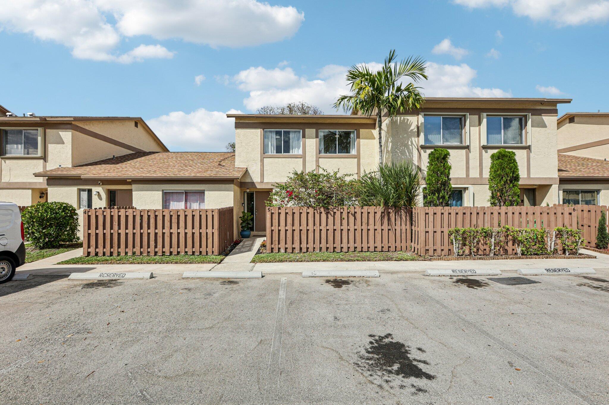 COUNTRY SQUIRE TOWNHOMES CONDO 7 - Residential