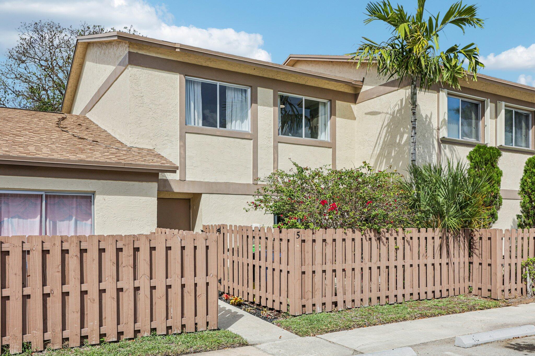 COUNTRY SQUIRE TOWNHOMES CONDO 7 - Residential