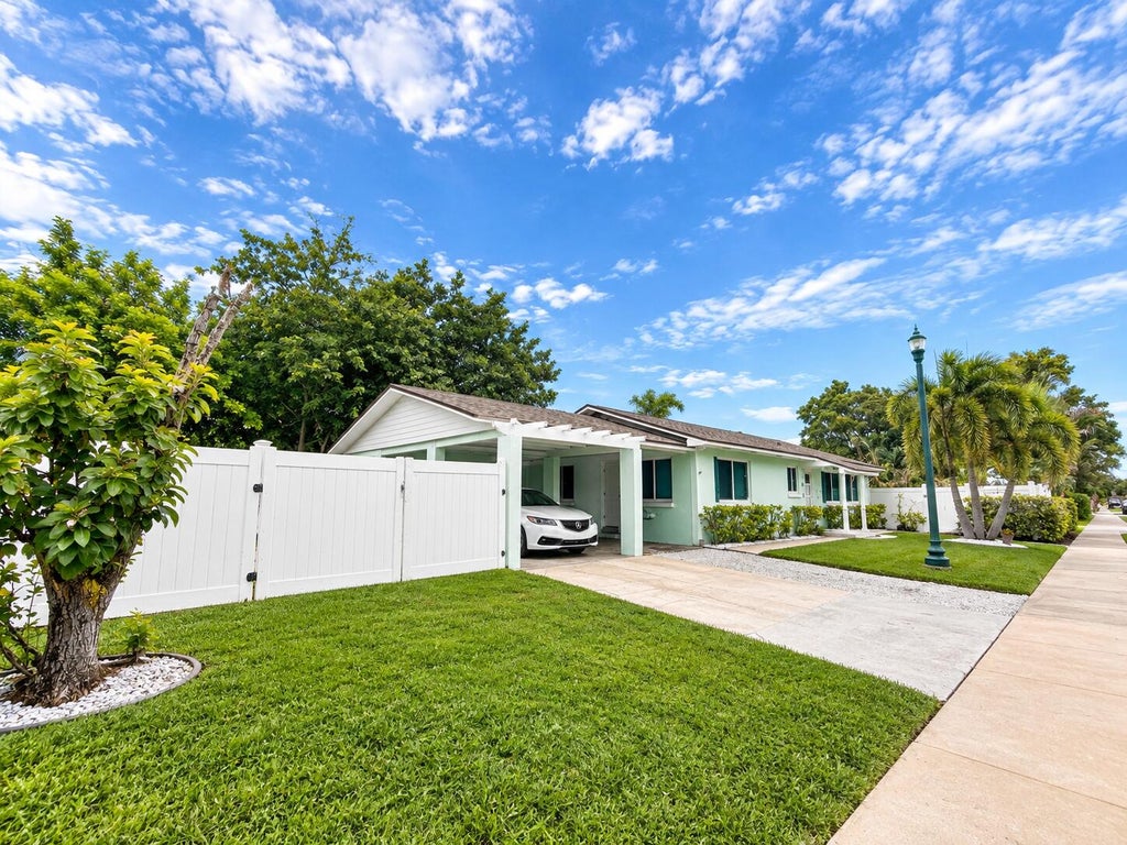 Photo of 601 SE 3RD Avenue, Delray Beach, FL 33483 (MLS # B26075995)