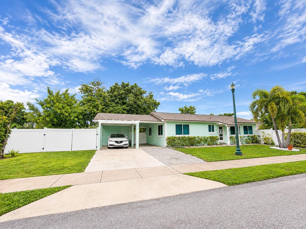 Photo of 601 SE 3RD Avenue, Delray Beach, FL 33483 (MLS # B26075995)