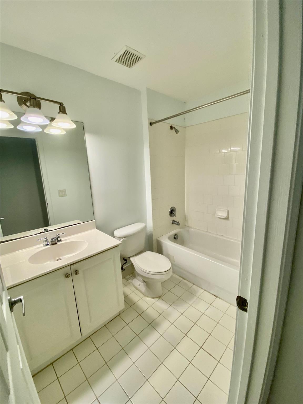 WOODLAND LAKES 71-18 BPOR - Residential Lease