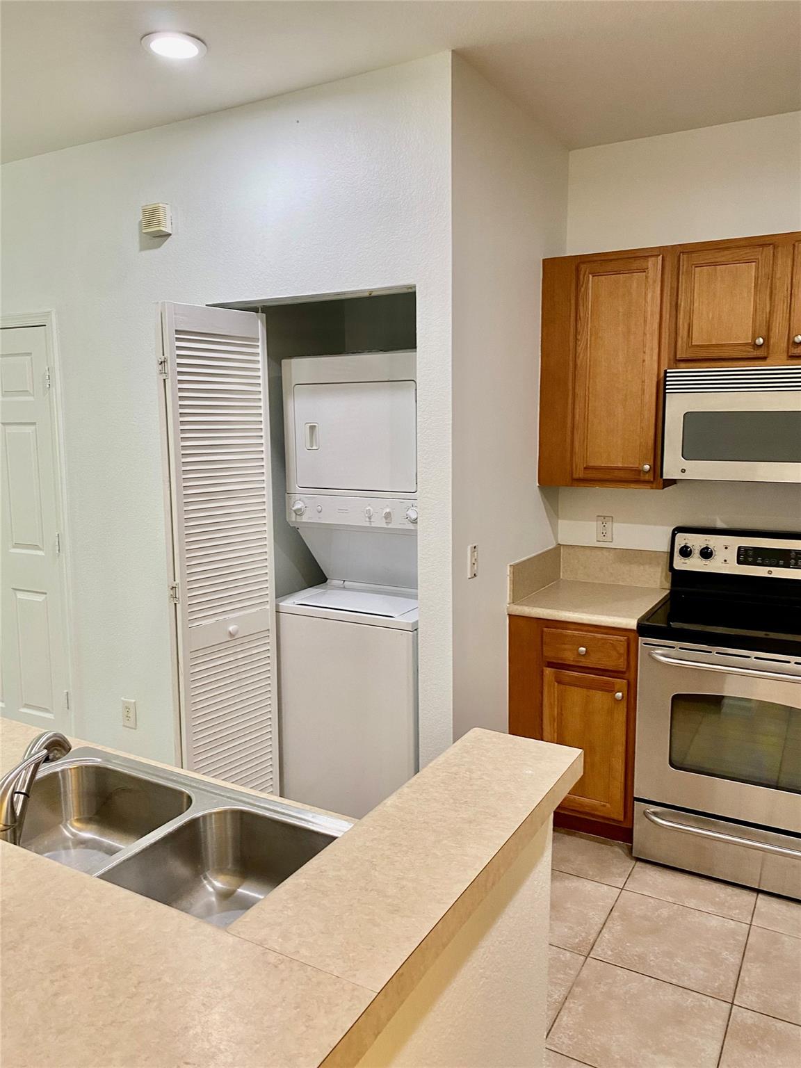 WOODLAND LAKES 71-18 BPOR - Residential Lease