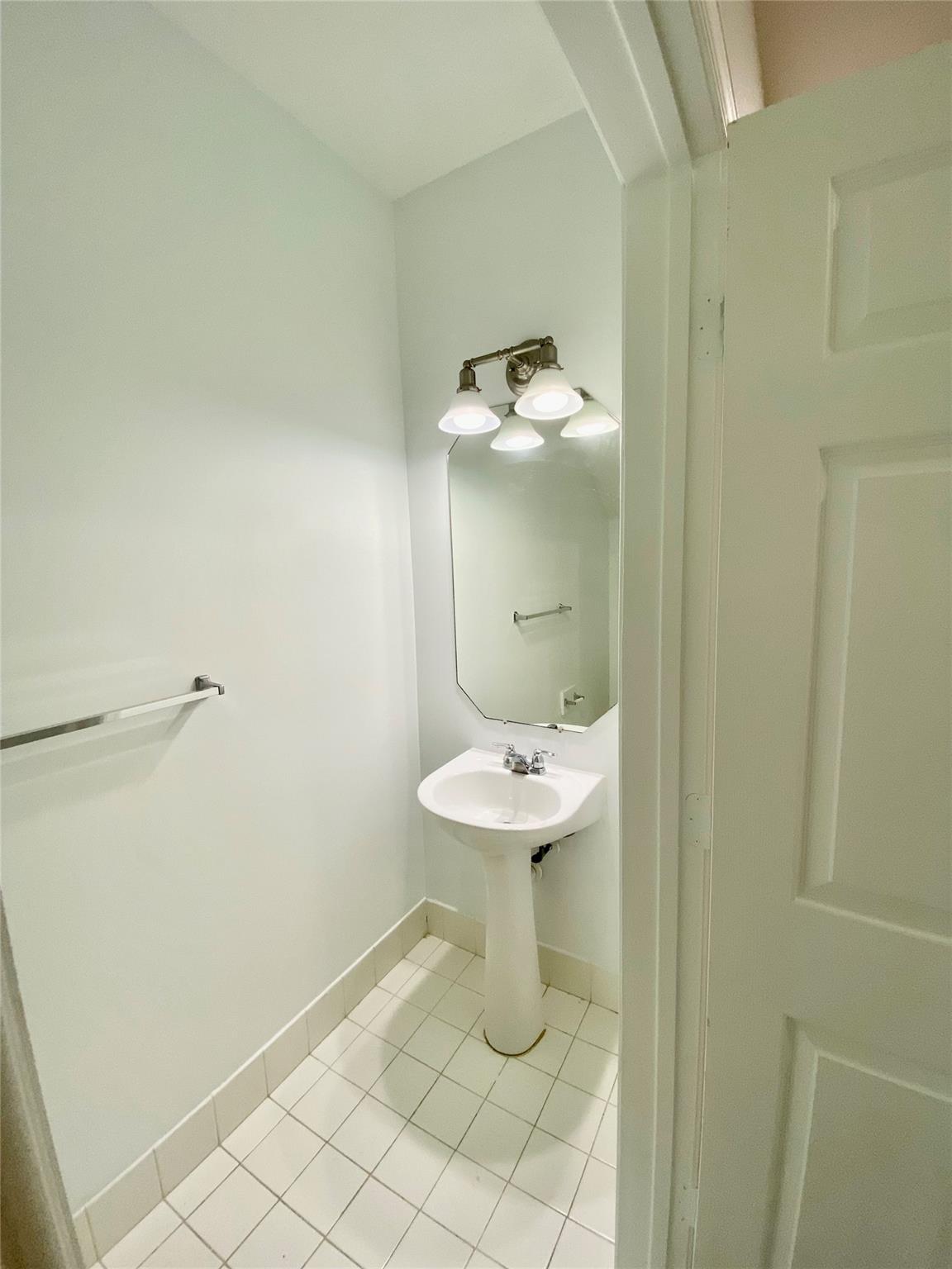 WOODLAND LAKES 71-18 BPOR - Residential Lease