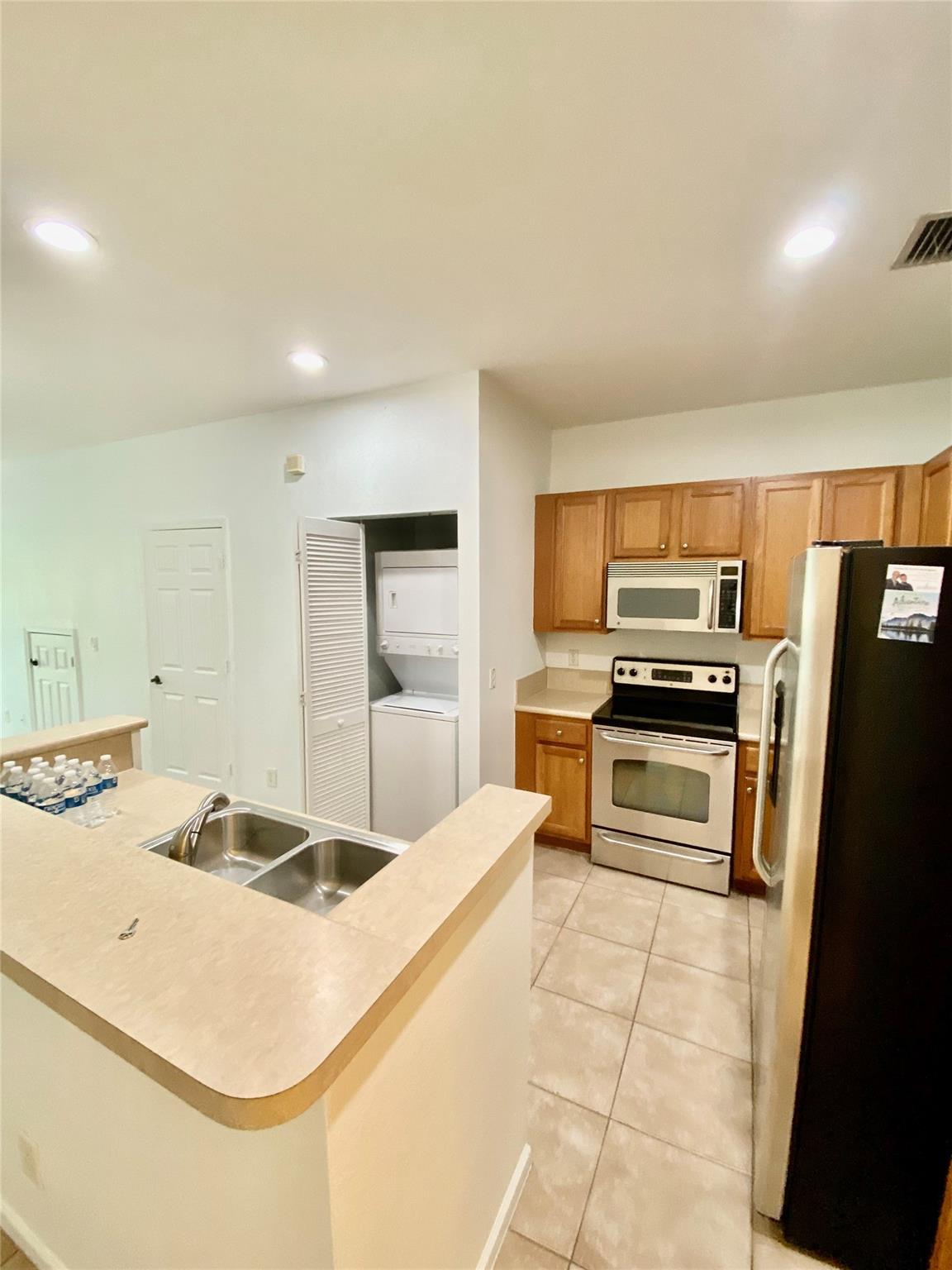 WOODLAND LAKES 71-18 BPOR - Residential Lease