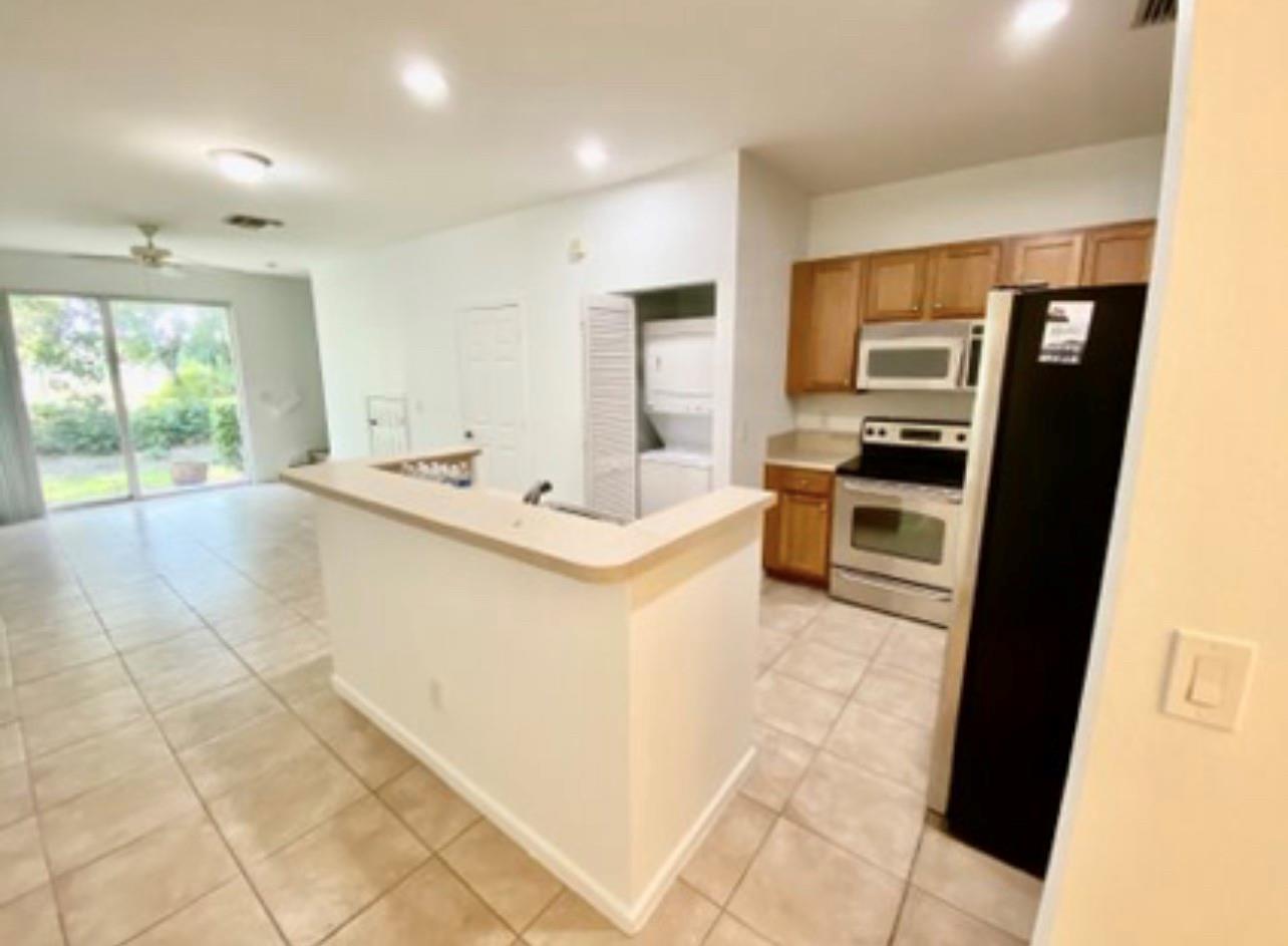 WOODLAND LAKES 71-18 BPOR - Residential Lease