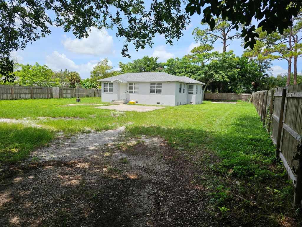 Photo of 3313 Gulfstream Road, Palm Springs, FL 33461 (MLS # R10904935)