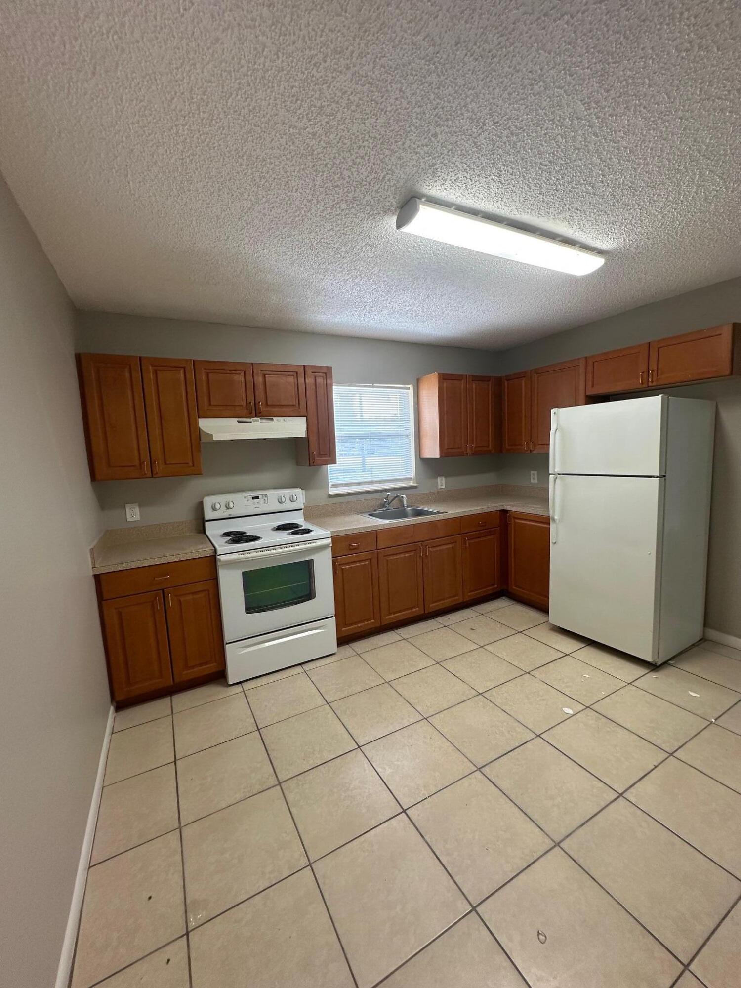 PALM BEACH FARMS CO 7 - Residential Lease