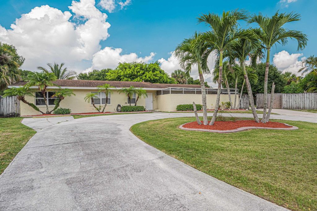 Photo of 2027 Esplanade Avenue, Fort Pierce, FL 34982 (MLS # R10995247)