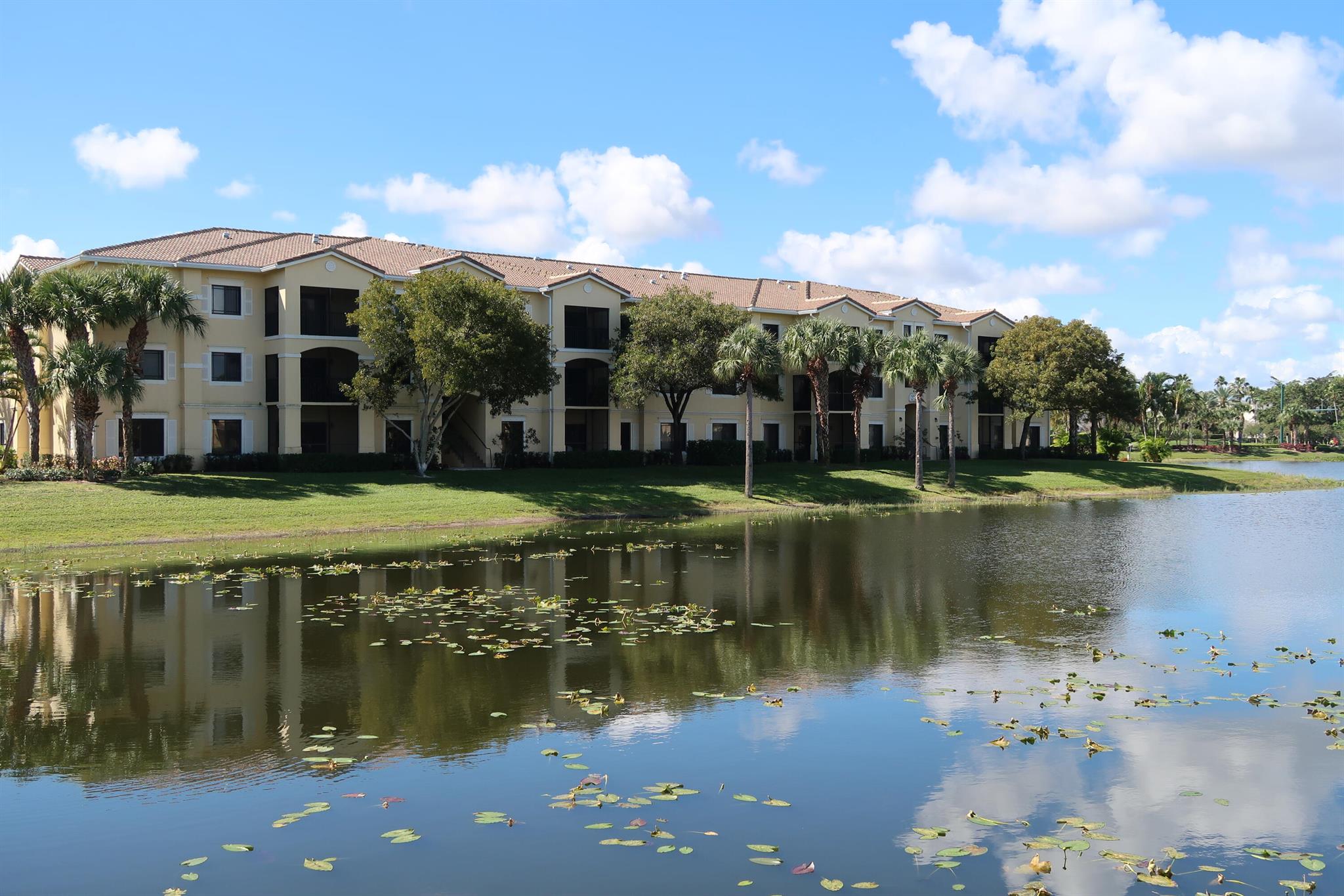 San Matera Beutiful 1 Bedroom Lakeview This Home Features Luxury Vinyl Floors Throughout, Stainless Appliances And Custom Lighting. Large Screened In Patio Overlooking The Lake. All Resort Style Ammenities Including Pool, Fitness Center, Sauna & Steam Room.