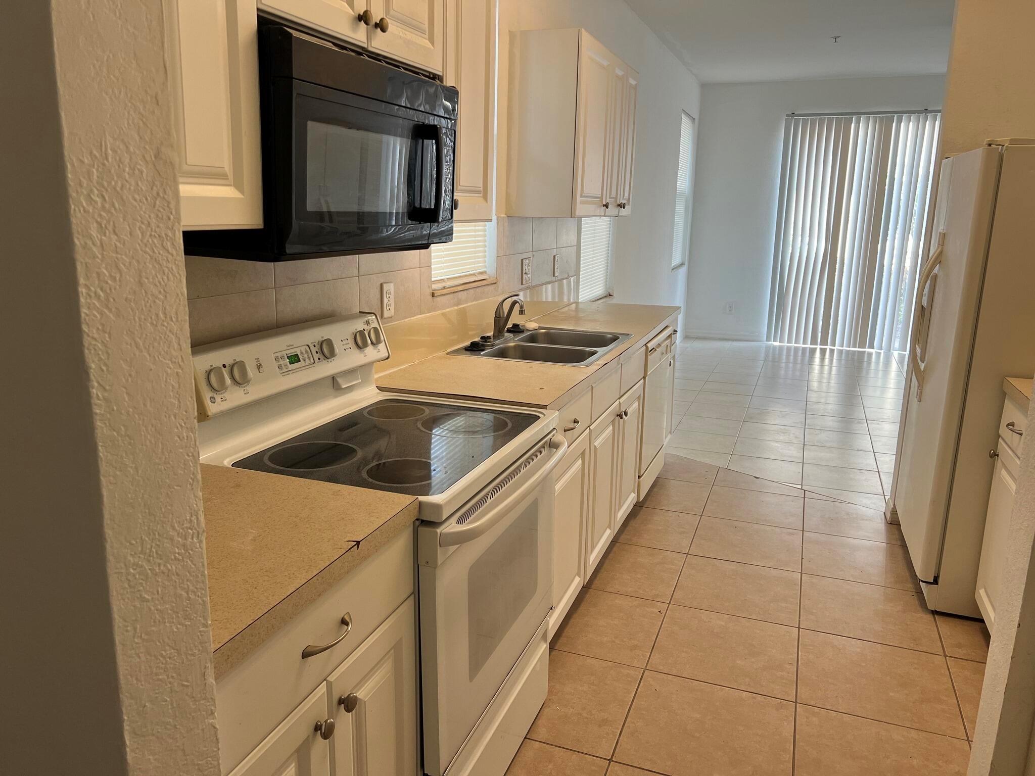 PIPERS CAY CONDO - Residential Lease