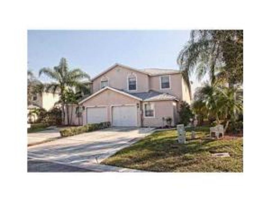 3/2.5/1 ON LAKE + CUL-DE-SAC IN QUIET NEIGHBORHOOD OF WELLINGTON. Master suite downstairs. Tile in LR/DR/kitchen. Carpet in bedrooms. Open loft perfect for family room or office.Screened patio overlooking gorgeous​​‌​​​​‌​‌​​​‌‌​​​‌‌‌​​‌​​‌‌​​​​ lake.