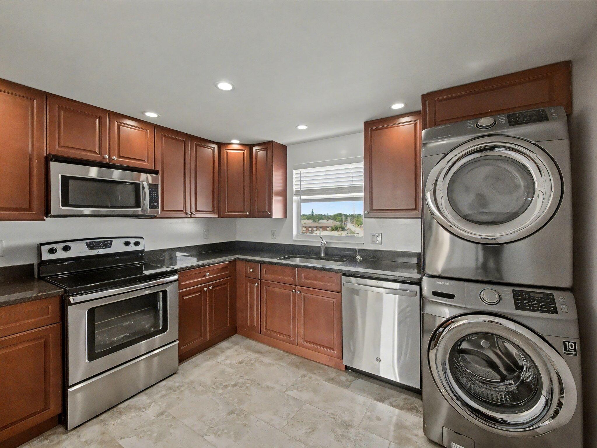 LAKE HARBOUR TOWERS CONDO - Residential