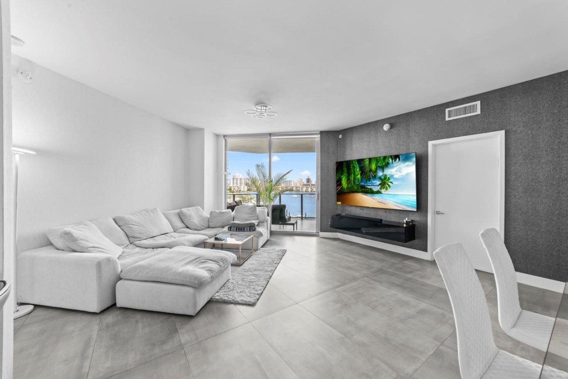 MARINA PALMS - Residential