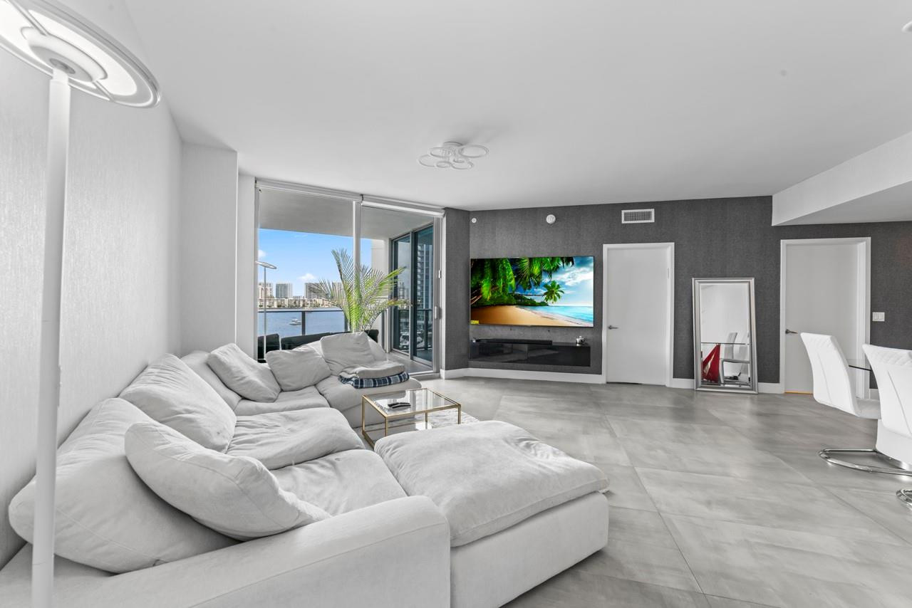 MARINA PALMS - Residential