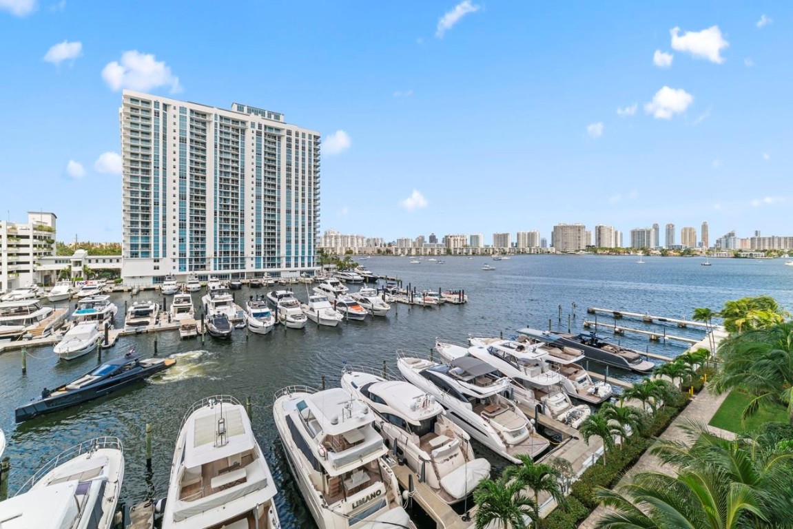 MARINA PALMS - Residential
