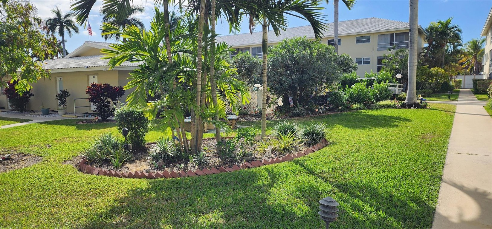 LIGHTHOUSE POINT GARDENS - Residential