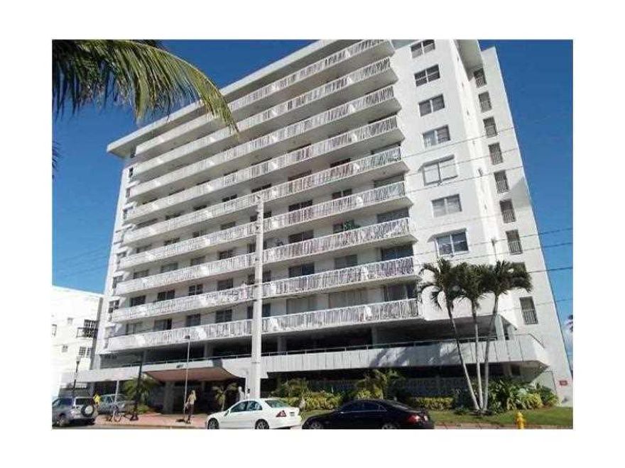 1 bed Room / plus Den Presidential South Beach Condo with , Balcony and large living room spectacular views and 1 bath. a 700 square ft. Sleeping up to 3 people have a 1 Queen size bed and 1 full size bed. Unit can be set up to each guest's special needs  ( a separate living room/kitchen) or can be set up as a 1 bedroom queen size bed / Den with Full size bed .  Den as a office space.