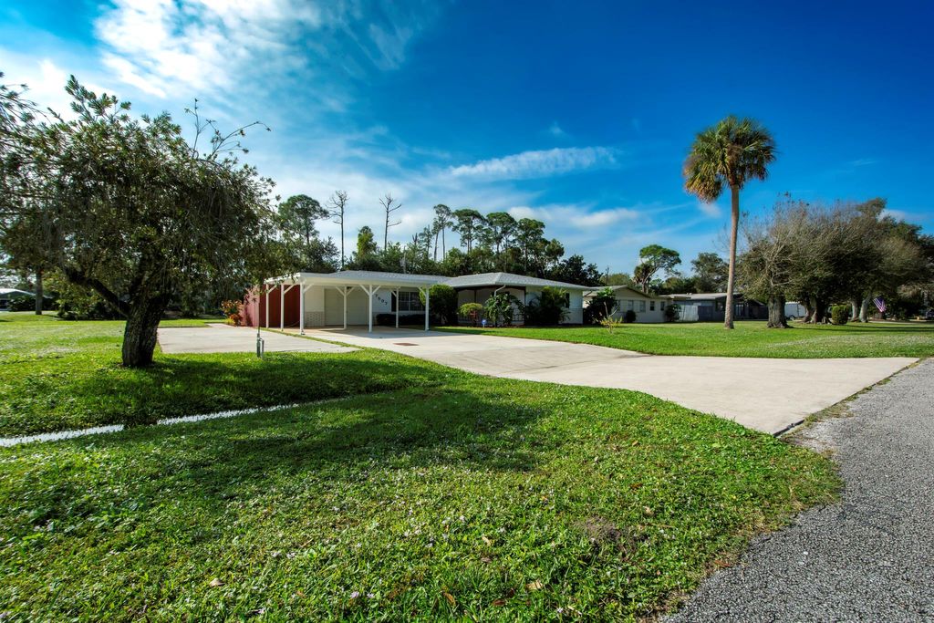 Photo of 7507 James Road, Fort Pierce, FL 34951 (MLS # R10945834)