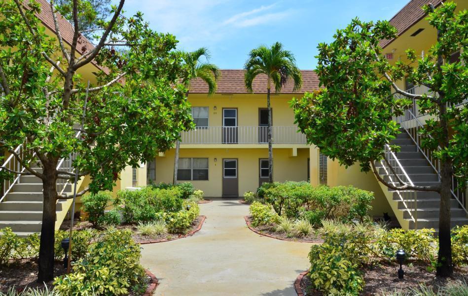Remodeled 1st floor apartment. Kitchen w/white shaker cabinets, granite counters and stainless steel appliances. Bathroom has white shaker vanity, granite counter, newer tub, tile, faucet, lights & fixtures. Newer blinds & fans. Recently painted. Newer laminate flooring. Charming courtyard entry. Laundry facilities on site. 1 assigned parking spot + 1 guest spot. Water is included in rent. RENTER'S INSURANCE REQUIRED. NO motorcycles. NO pets. Assoc. approval required. RENTSPREE APPLICATION, BASSGROUP APPLICATION, PROOF OF INCOME + 2MONTHS BANK STATEMENTS REQUIRED W/OFFER. THE FOLLOWING ITEMS ARE NEEDED FOR CONDO APPLICATION: Photo ID, Car Registration & Insurance, copy of Lease & Boca Cerro Parking Form (in MLS). Close to beach, FAU, shopping, restaurants++ (650 CREDIT SCORE REQUIRED)