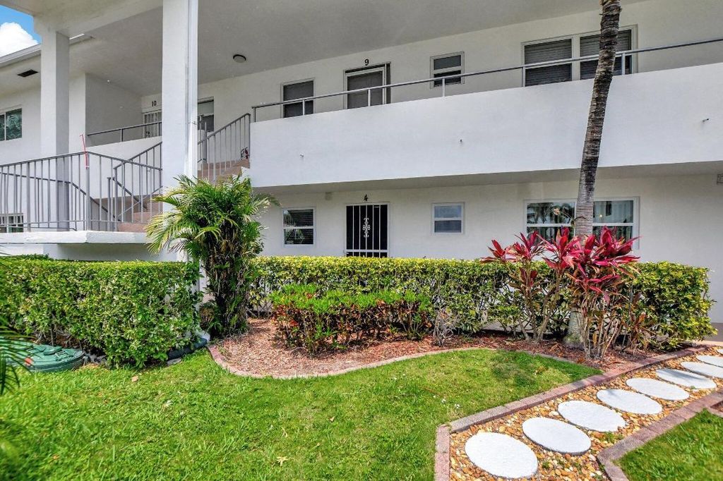 Photo of 2570 Banyan Road #4, Boca Raton, FL 33432 (MLS # R10988735)