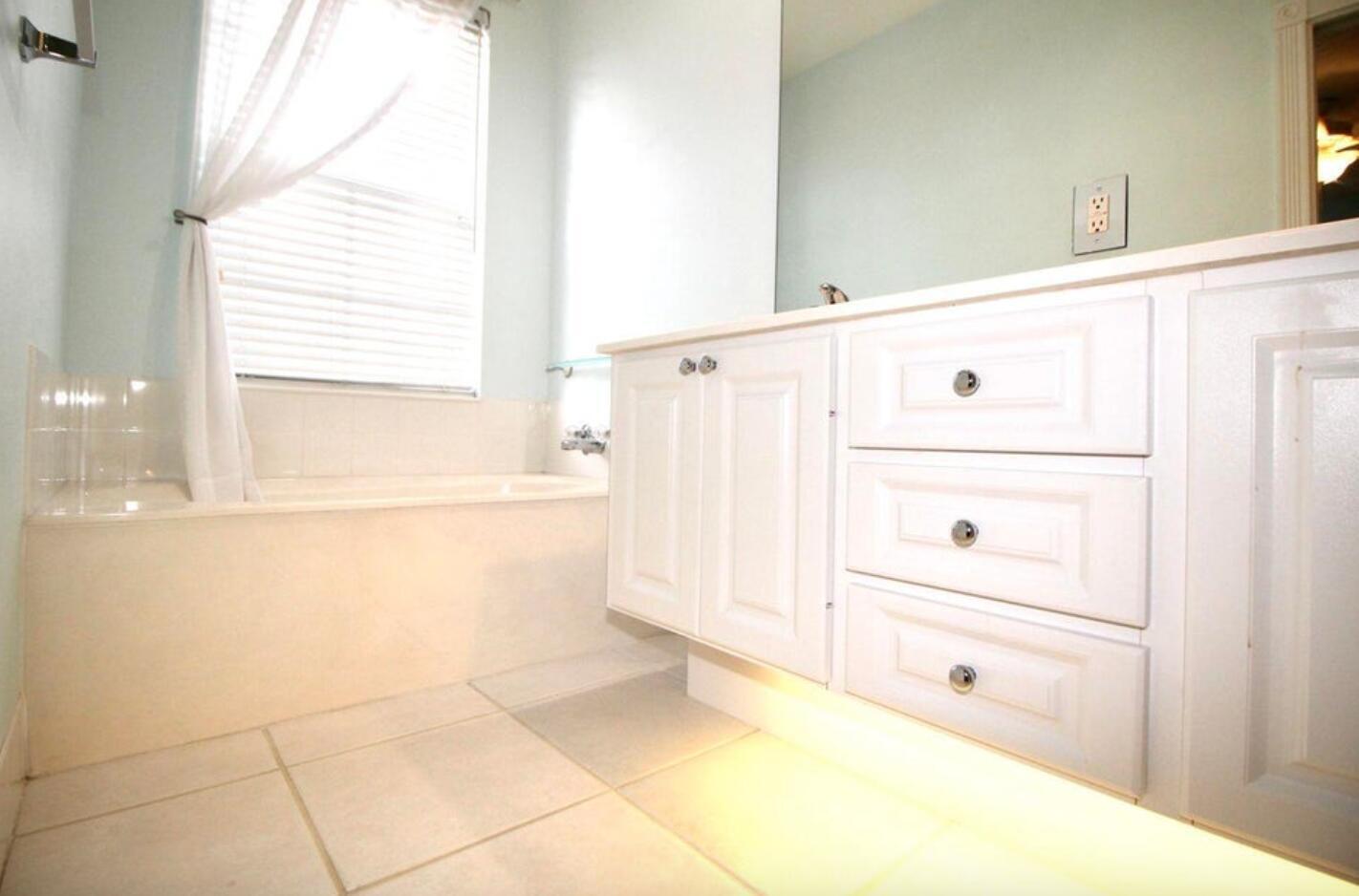 CATALINA LAKES - Residential Lease