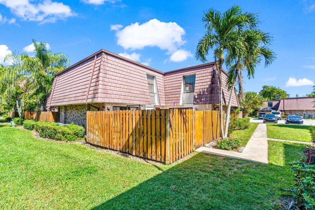 Photo of 7529 Courtyard Run E, Boca Raton, FL 33433 (MLS # R11137802)