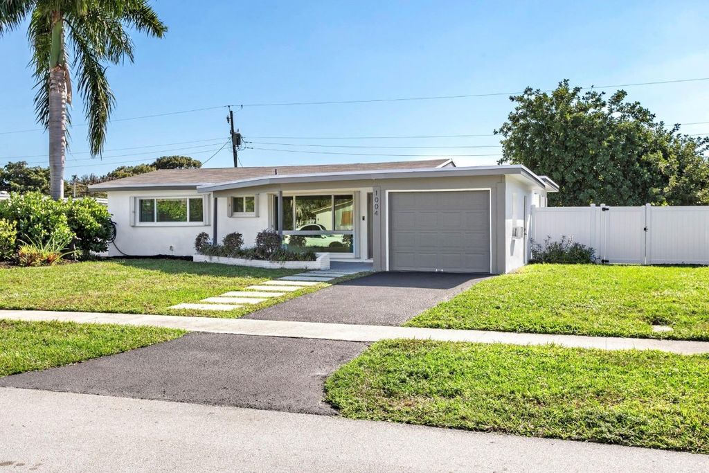 Photo of 1004 SE 14th Street, Deerfield Beach, FL 33441 (MLS # F10542435)