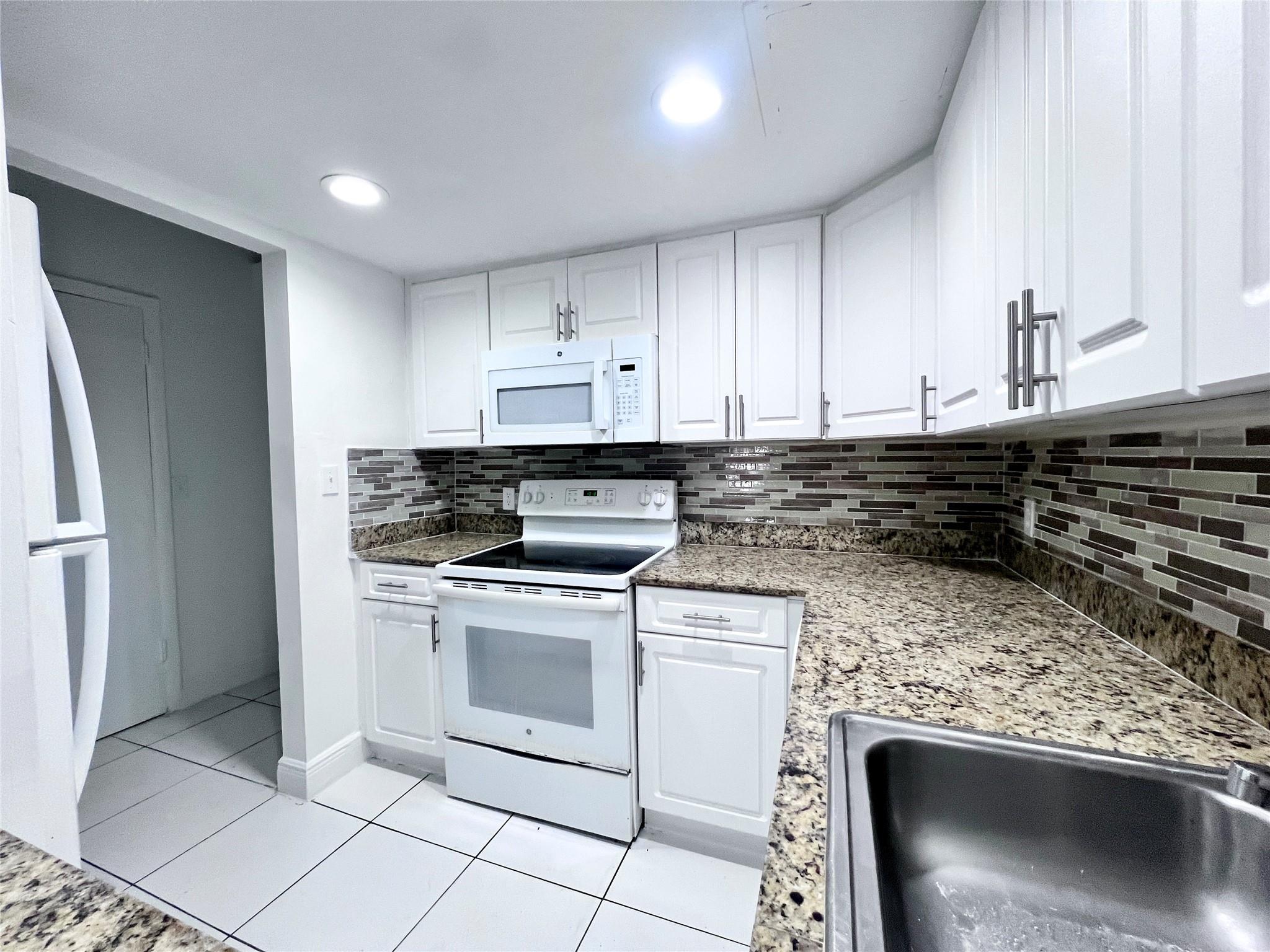 *ONLY $99 DEPOSIT*(w.a.c) FAST AND EASY MOVE IN *LARGE FRIENDLY PETS UP TO 60 LBS ARE OK Large 1 bed apartment with extra 1/2 bath for guests! Ver spacious living room and huge closet with in-unit washer/dryer. 2500 Inverrary Club Apartments are now leasing recently renovated one, two and three bedroom residences featuring huge living spaces, over-sized bedrooms and tons of closet space. If you’re looking for a sunny, spacious and well-appointed apartment home, beautifully maintained grounds and incredible onsite management look further. 2500 Inverrary Club Apartments offers all these lifestyle choices plus effortless expressway convenience