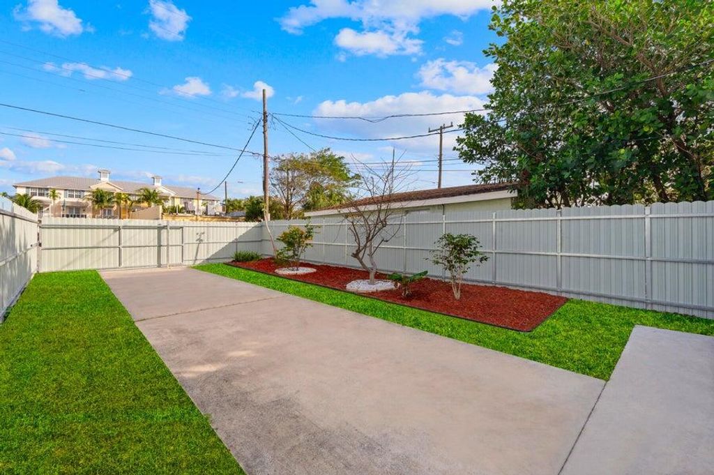 Photo of 314 N H Street, Lake Worth Beach, FL 33460 (MLS # R10963804)