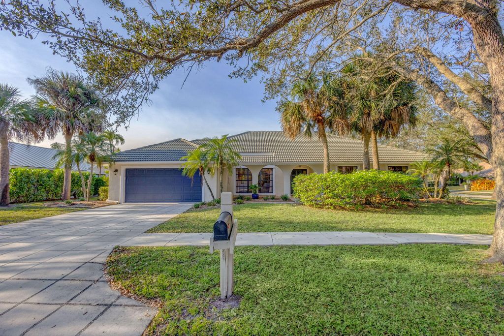 Photo of 6661 Lakeland Court, Jupiter, FL 33458 (MLS # R11060678)