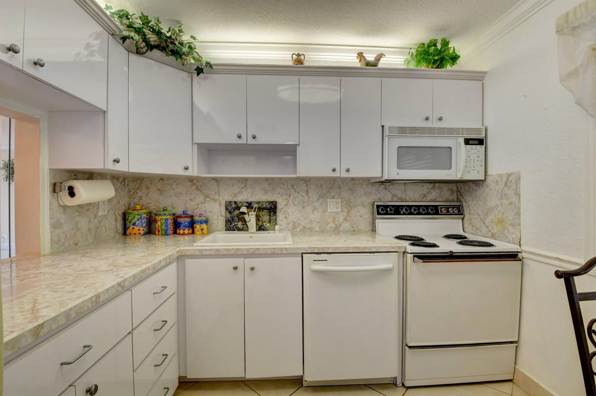 VILLAGES OF ORIOLE ABBEY - Residential Lease