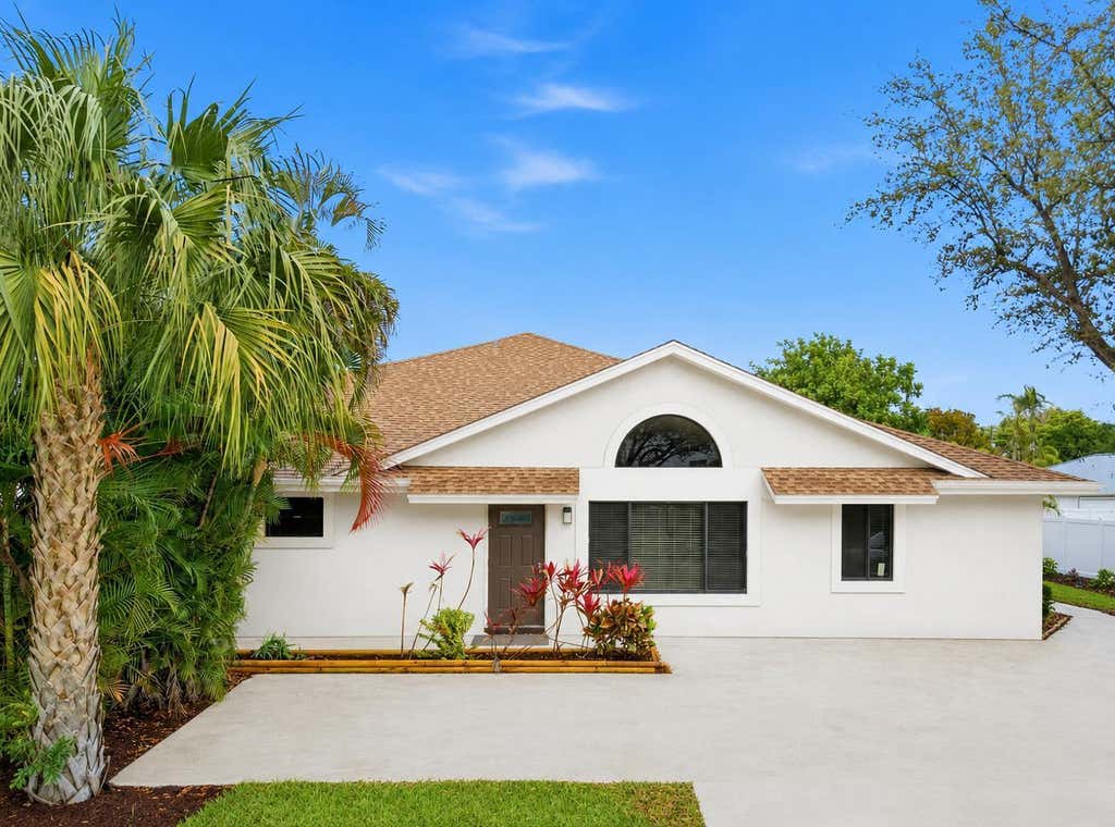 Photo of 825 DOGWOOD Drive #B, Delray Beach, FL 33483 (MLS # B26064610)